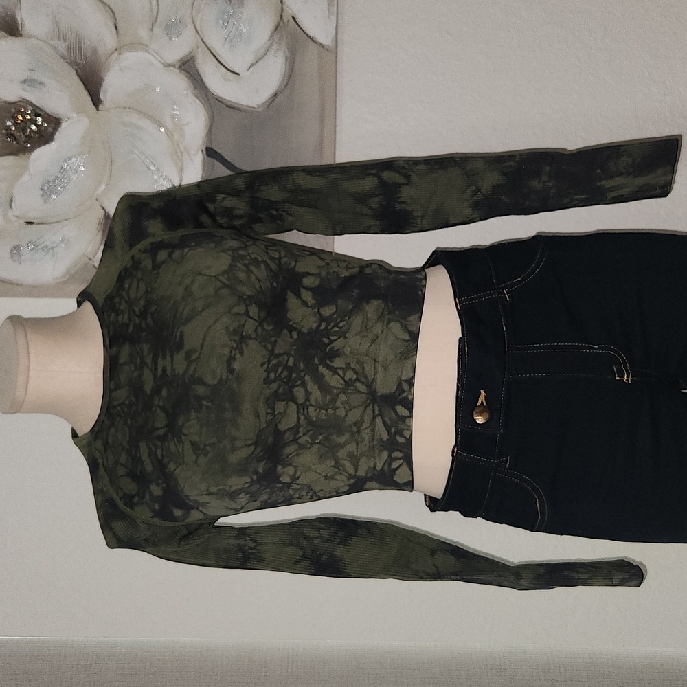 76. PINK Victoria's Secret Seamless long sleeve cropped top, Green/black, small